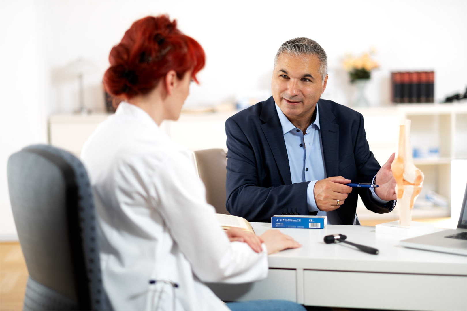 Herr Baé berät zur Gonarthrose