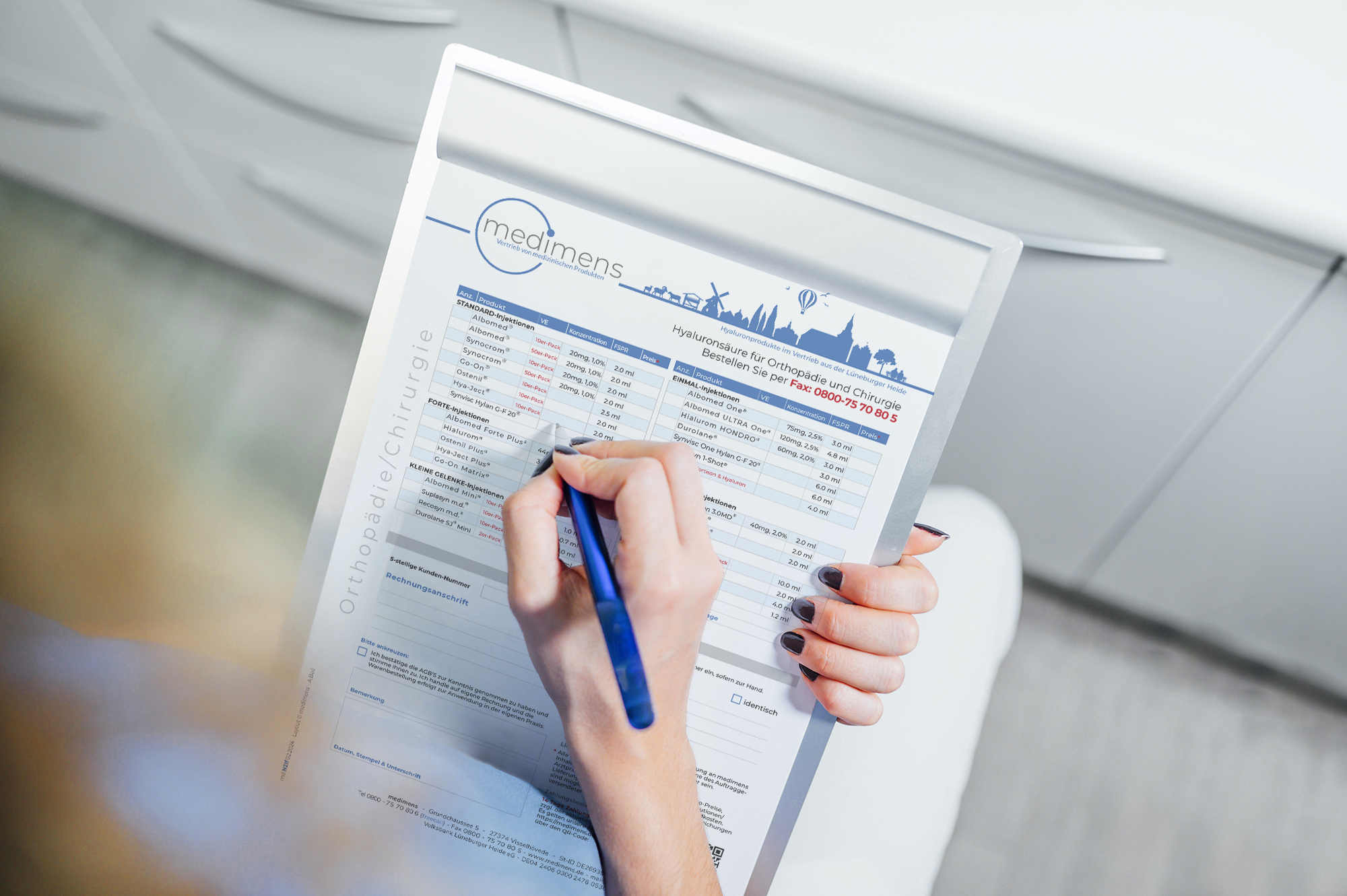 Praxisangestellte füllt medimens Bestellformular aus